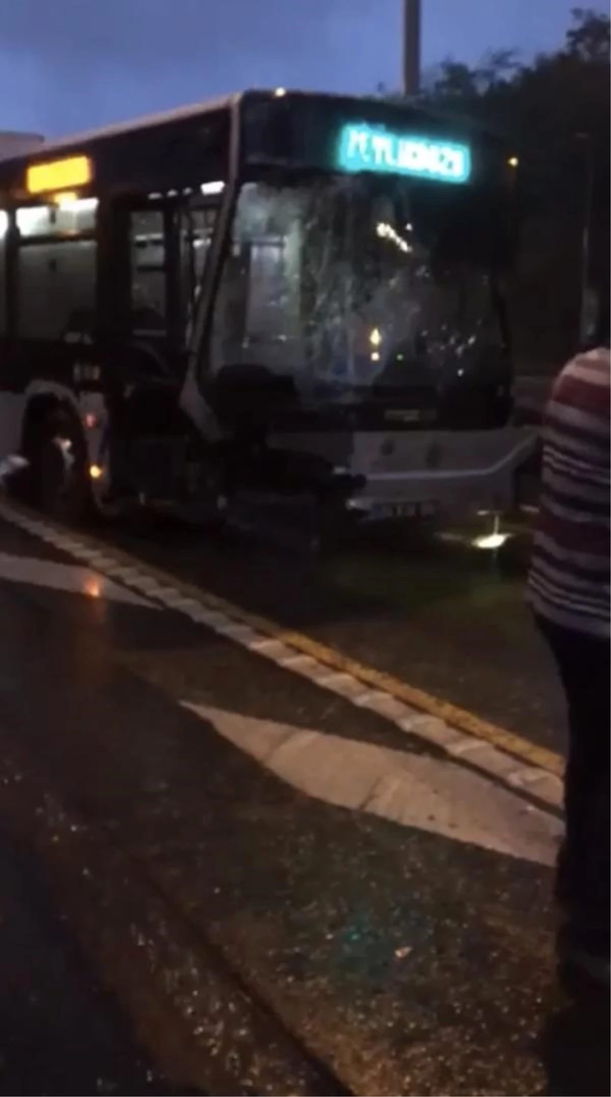 İstanbul\'da Sabah Saatlerinde İki Metrobüs Kazası