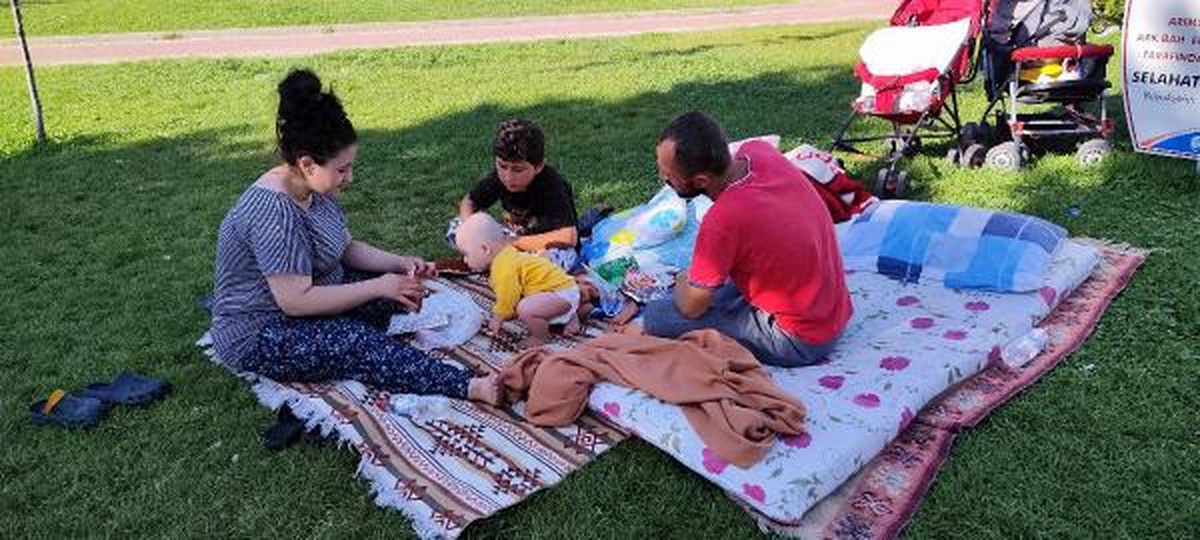Malatya\'da yaşanan deprem sonrası vatandaşlar geceyi dışarıda geçirdi