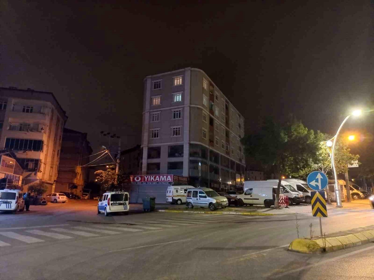 Kocaeli\'de 7 Katlı Binadan Düşen Genç Hayatını Kaybetti