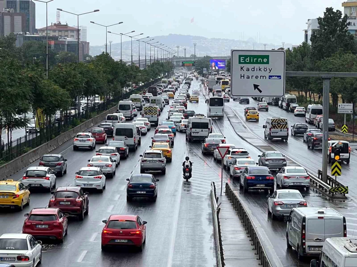 İstanbul\'da Sabah Yağmur Sonrası Yoğun Trafik