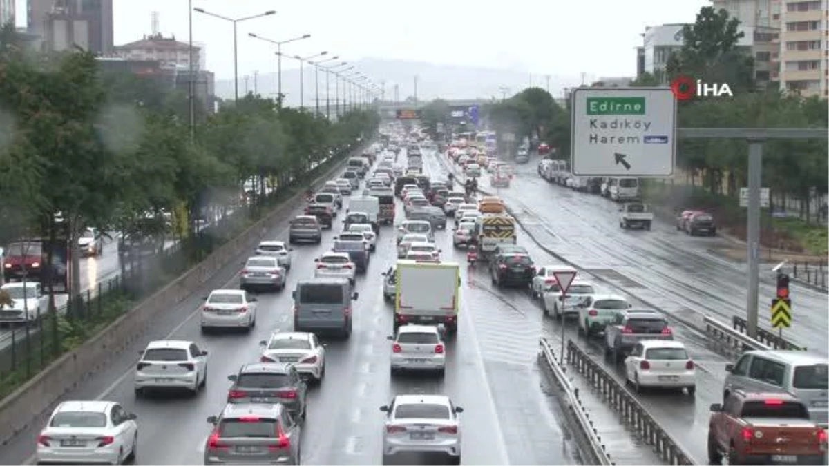 Anadolu Yakası\'nda yağmur sonrası trafik yoğunluğu yaşandı