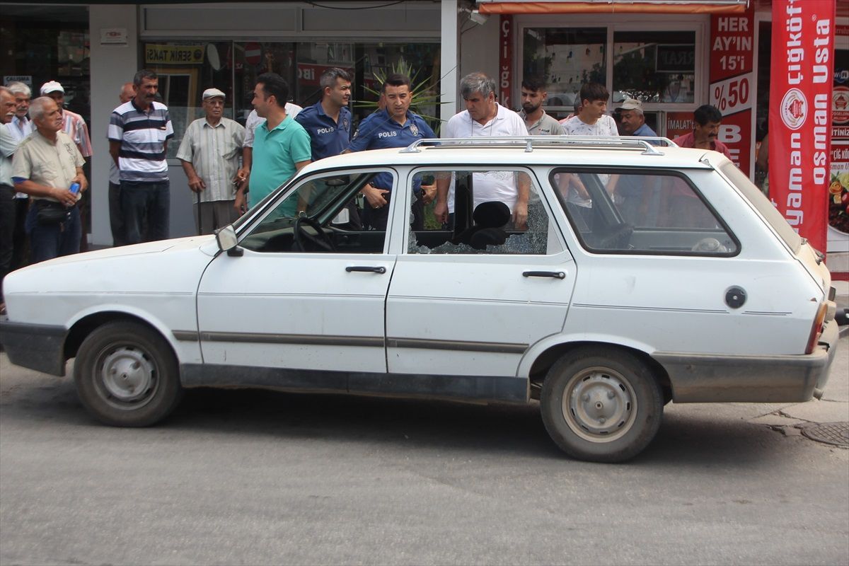 Serik\'te aracında av tüfeği ile vurulan kişi hastaneye kaldırıldı