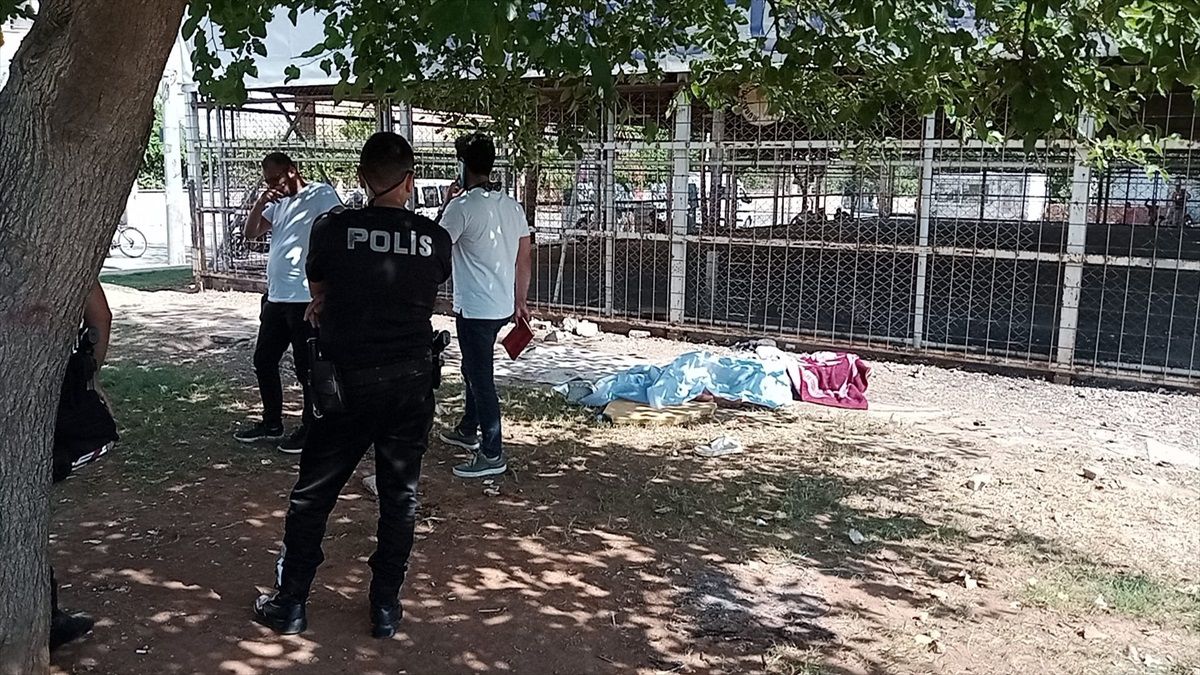 Antalya\'da bir kişi parkta ölü bulundu