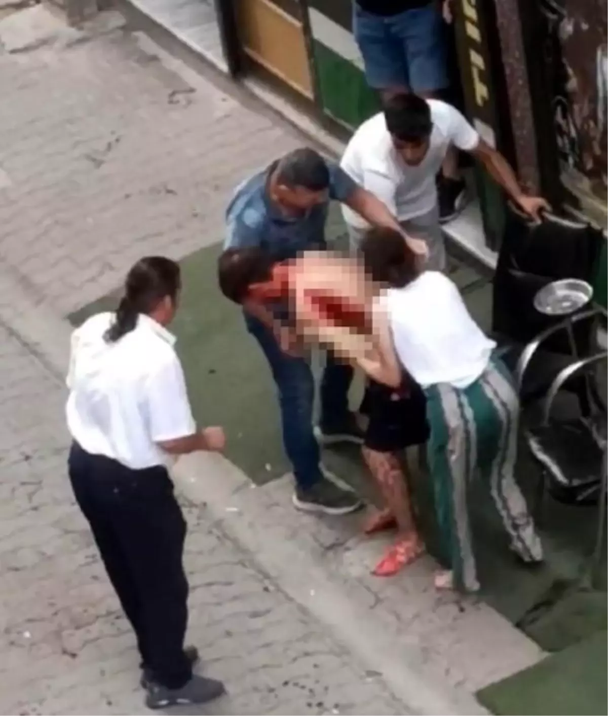 Çorlu'da apartman yöneticisi komşusuna bıçakla saldırdı