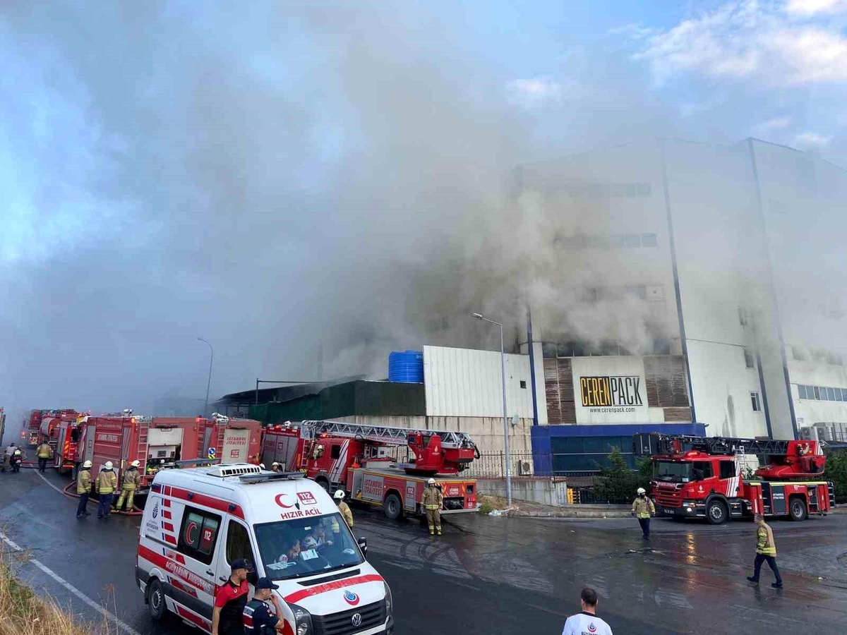 Arnavutköy\'de Cam Üretim Fabrikasında Büyük Yangın