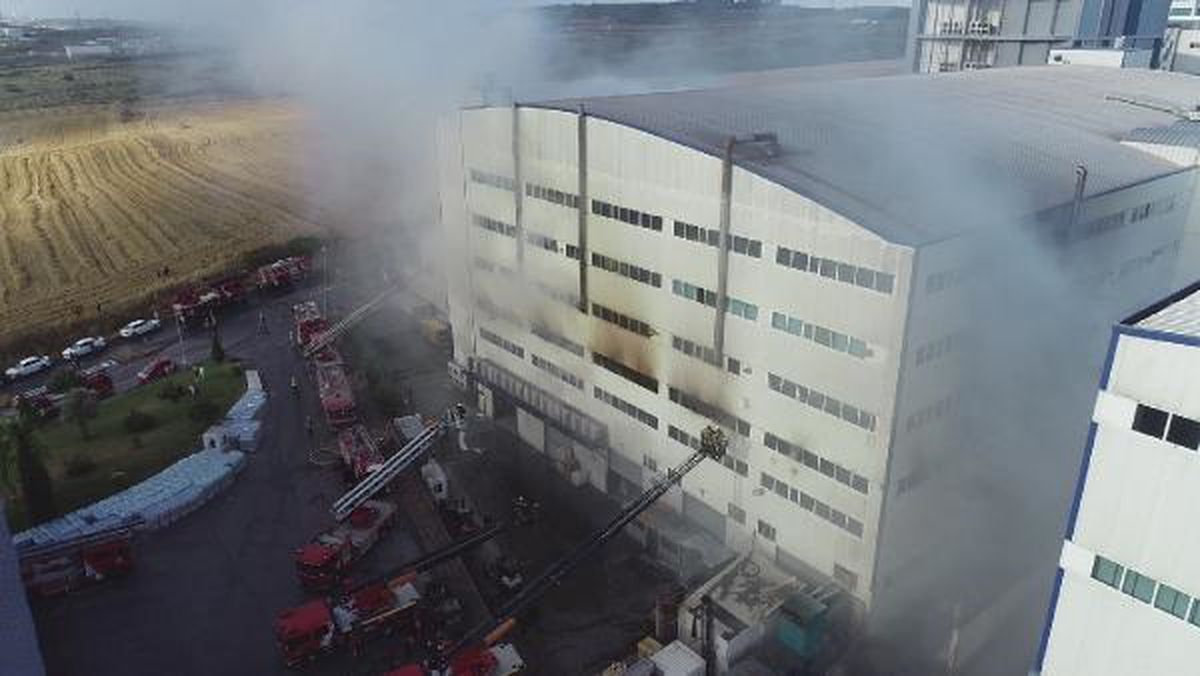 Arnavutköy\'de Cam Üretim Fabrikasında Yangın Çıktı