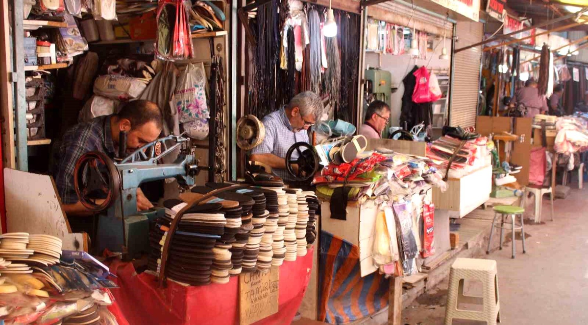 Eskişehir\'deki Ayakkabı Tamircileri Yazlık Ayakkabı Tadilatında Yoğunluk Yaşıyor