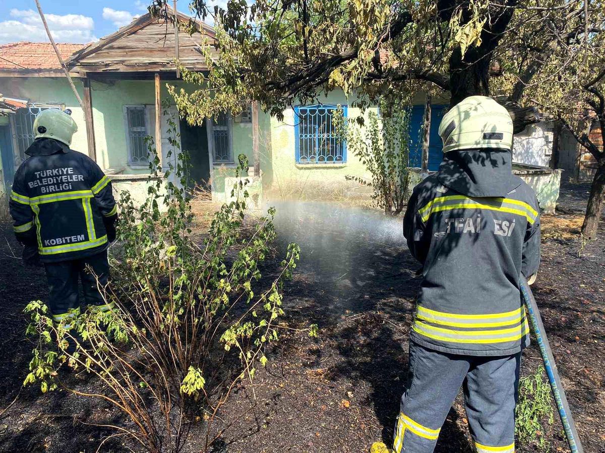Erzincan\'da müstakil evin bahçesinde yangın çıktı