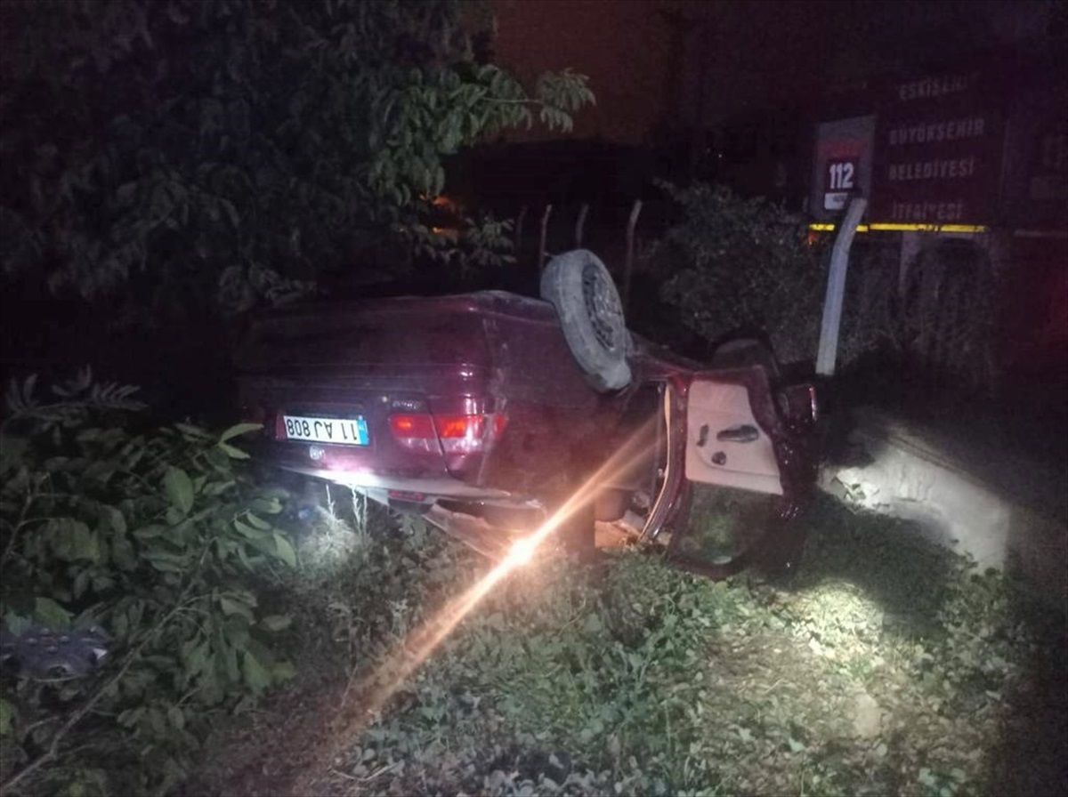 Bilecik\'te Otomobil Devrilmesi: 4 Kişi Yaralandı