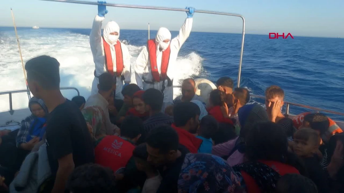 Yunan unsurlarınca motoru sökülerek geri itilen 62 kaçak göçmen kurtarıldı