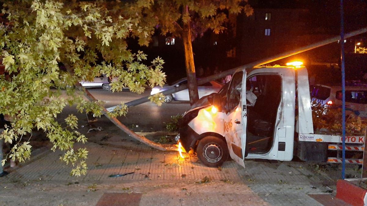 Çorum\'da Kurtarıcı ile Otomobil Çarpıştı: 2 Yaralı