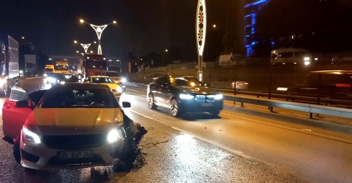İzmit\'te 4 araç maddi hasarlı kaza