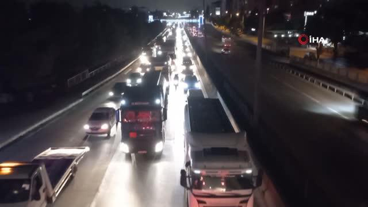 D-100\'de 4 araç kazaya karıştı, trafik durma noktasına geldi