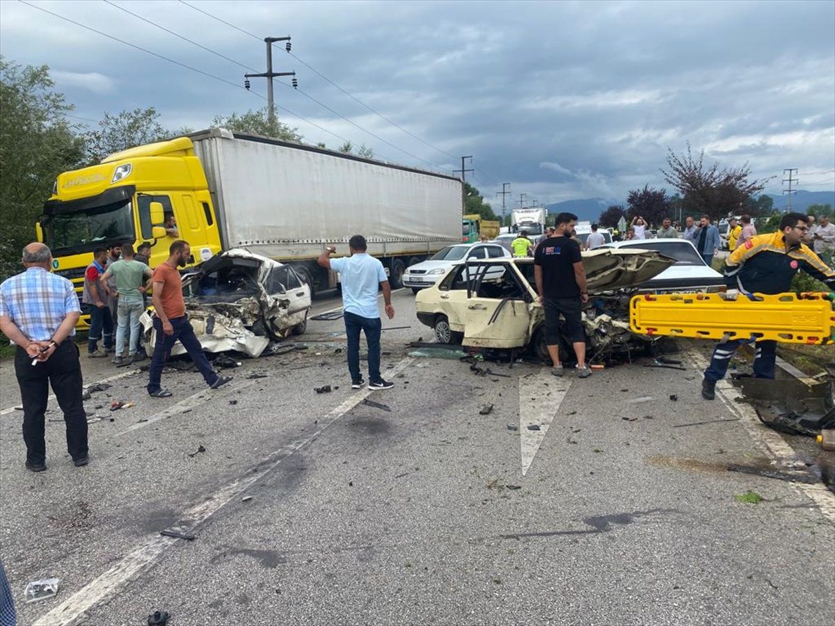Düzce\'de Karşı Şeride Geçen Otomobilin Çarpması Sonucu 1 Kişi Öldü, 2 Kişi Yaralandı