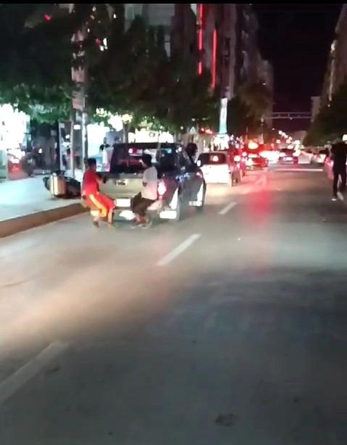 Elazığ\'da pikabın arka kısmında seyreden çocuklar kameralara yansıdı