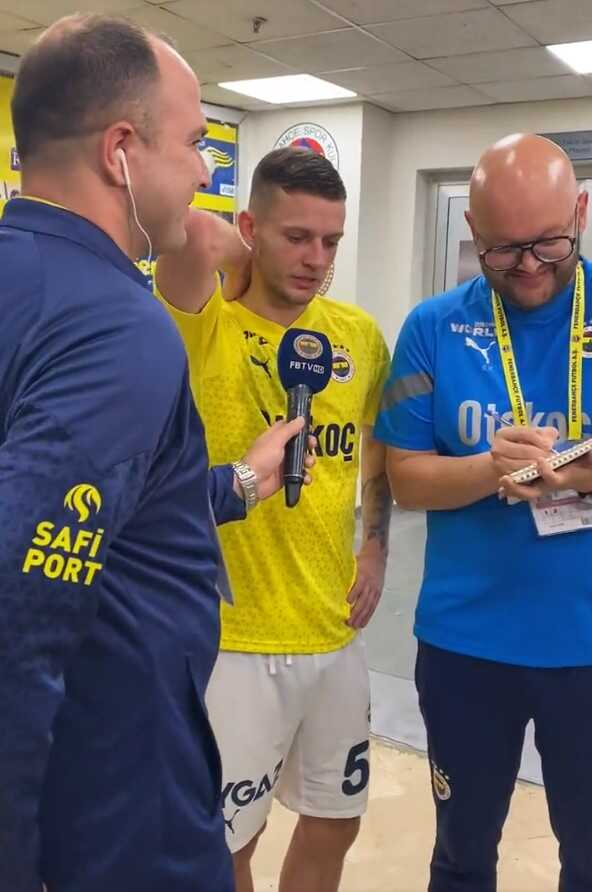 Evli erkekler aynı yorumu yapıyor! Fenerbahçeli yıldızın röportajına takım arkadaşı damga vurdu Evli erkekler aynı yorumu yapıyor! Fenerbahçeli yıldızın röportajına takım arkadaşı damga vurdu