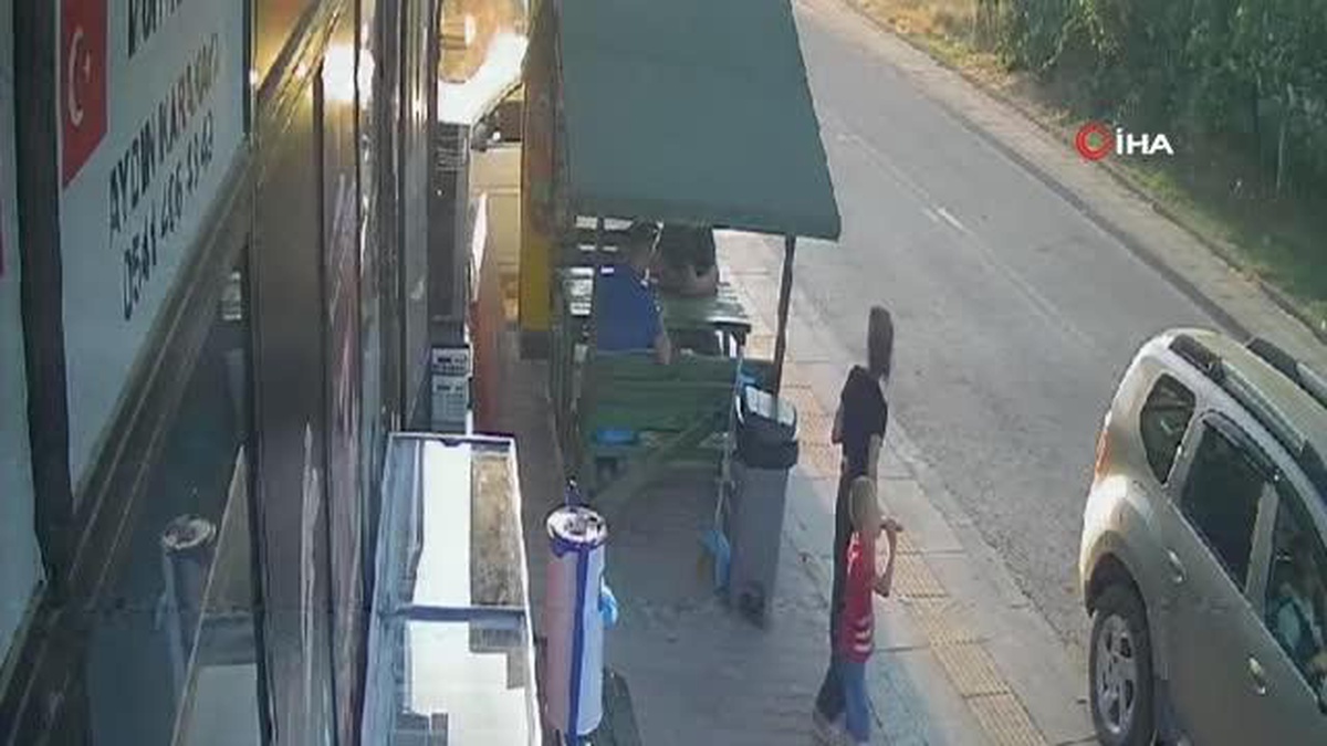 Feci kaza kamerada: Yolun karşısına geçmek isteyen 5 yaşındaki çocuğu otomobil ezdi