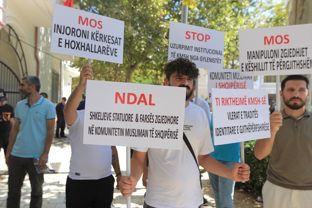Arnavutluk İslam Birliği\'nde FETÖ ile Yakınlığı Bilinen Kişilere Karşı Eylem Düzenlendi