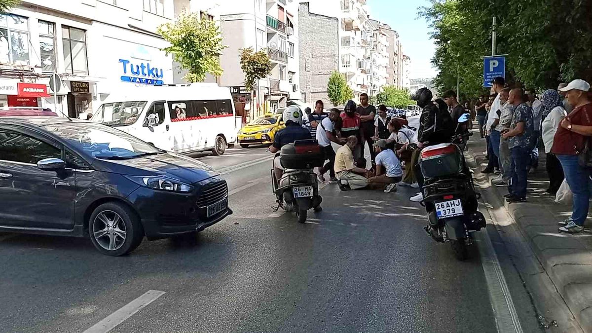 Eskişehir\'de U dönüşü kazası: Yaralanan kadın kurye hastaneye kaldırıldı