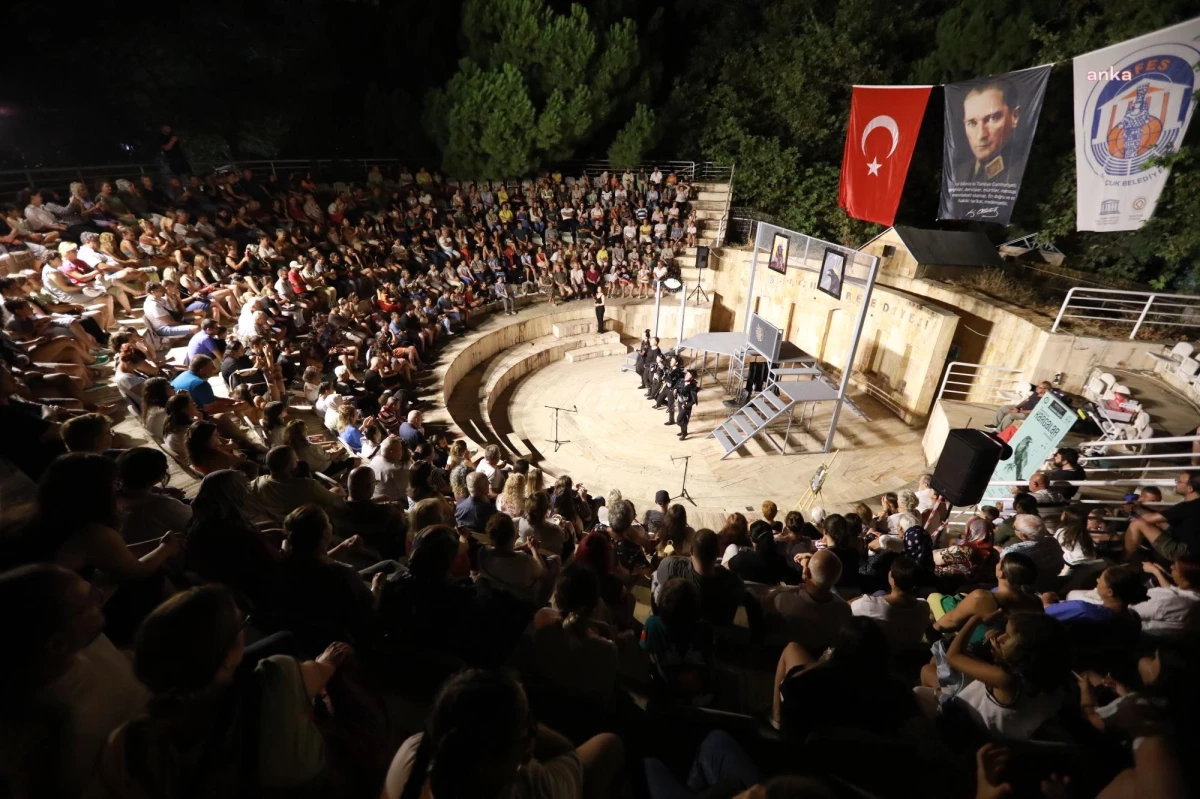 Efes Tiyatro Festivali\'nde \'Kargalar\' oyunu sahnelendi