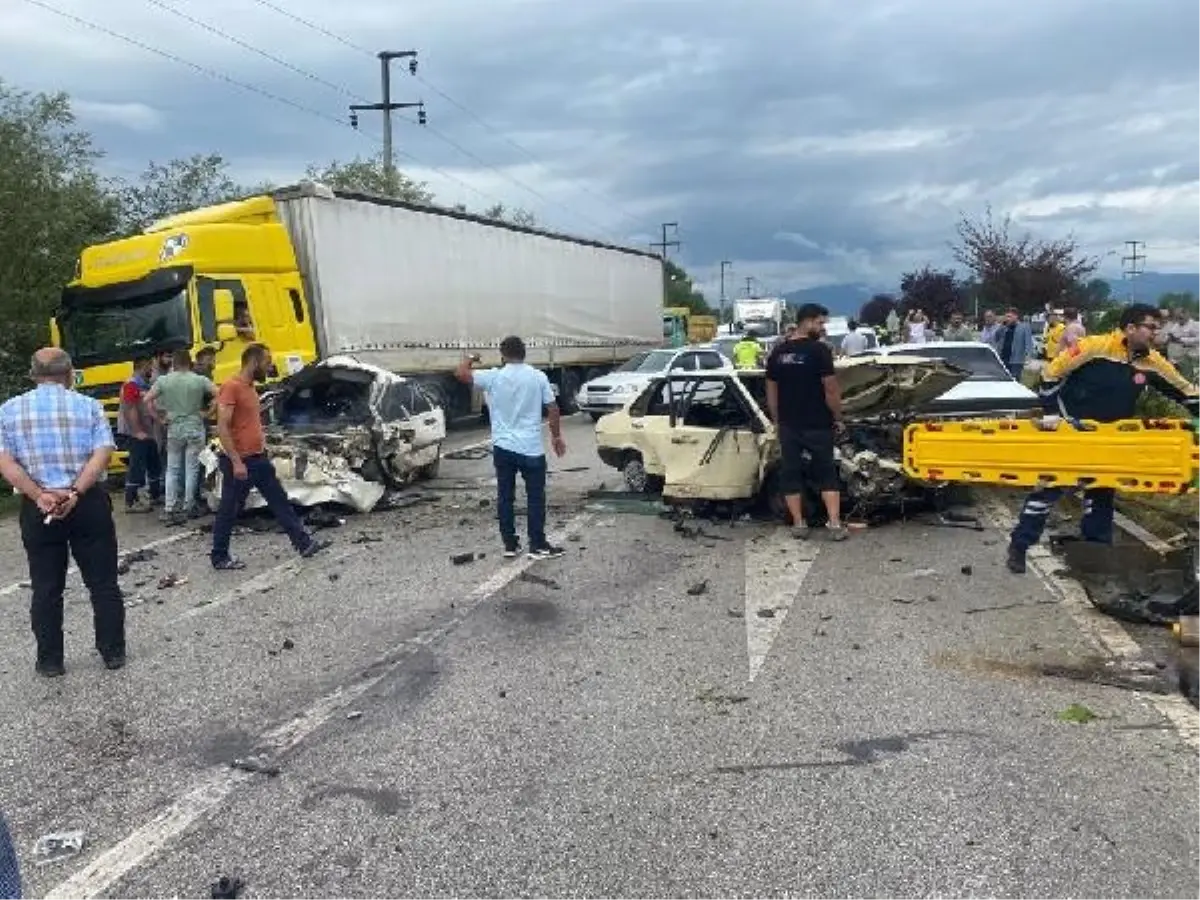 Düzce'de Refüjü Aşan Otomobil 2 Araça Çarptı: 1 Ölü, 2 Yaralı