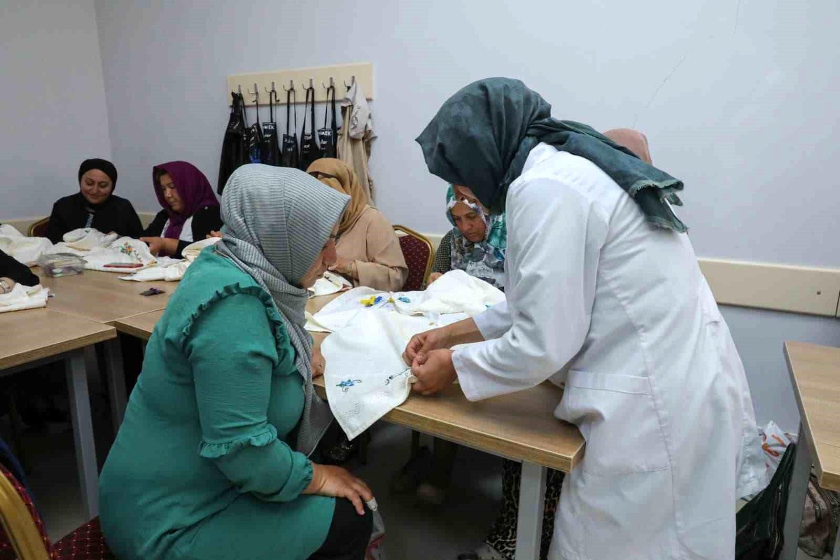 Kayseri Büyükşehir Belediyesi ve Hacılar Aile Destek Merkezi El Sanatları Kursları Düzenliyor