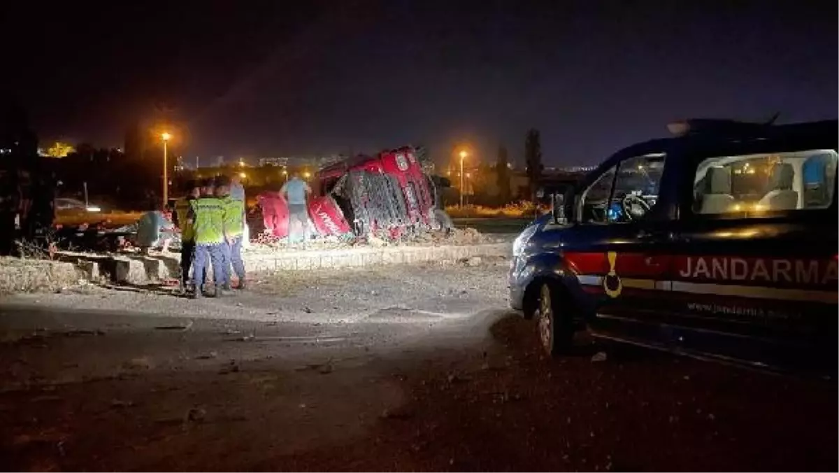 Sivas yolunda TIR'ın devrilmesi sonucu bir kişi öldü, bir kişi yaralandı