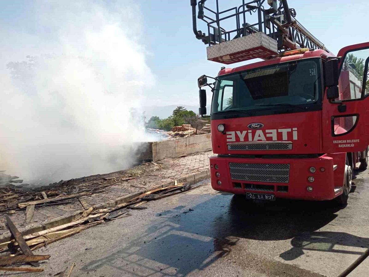 Erzincan\'da Keresteciler Sitesinde çıkan yangın kontrol altına alındı