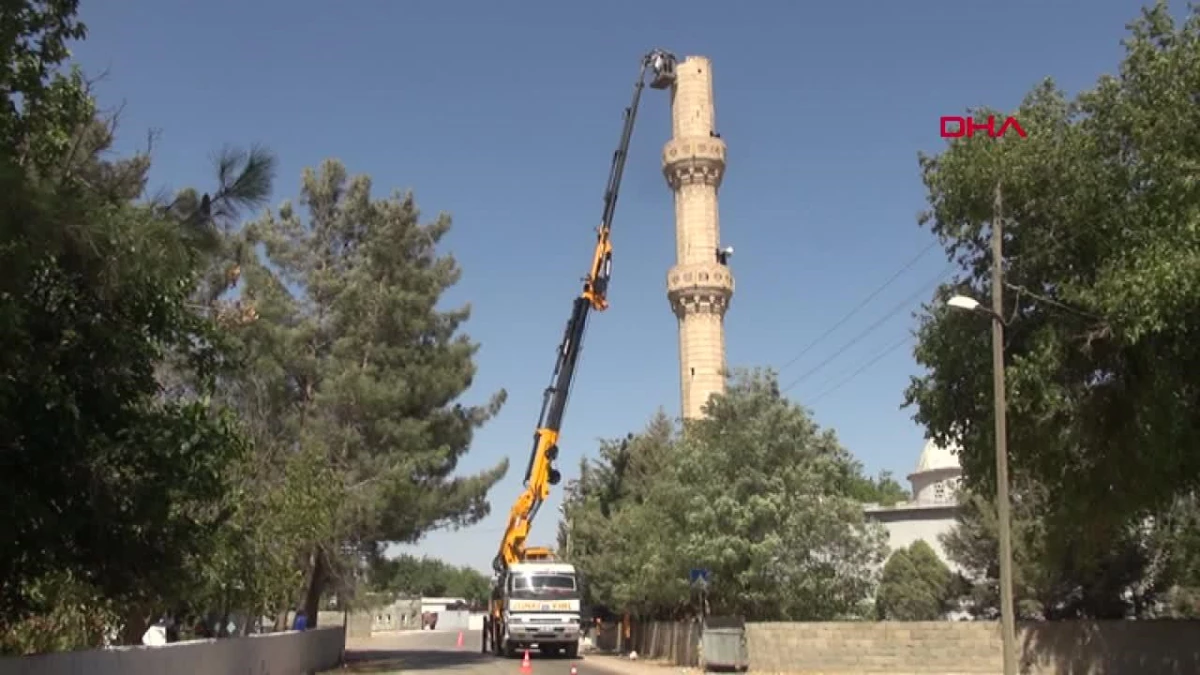 Elbeyli ilçesinde depremde hasar gören minareler yıkılmaya başlandı