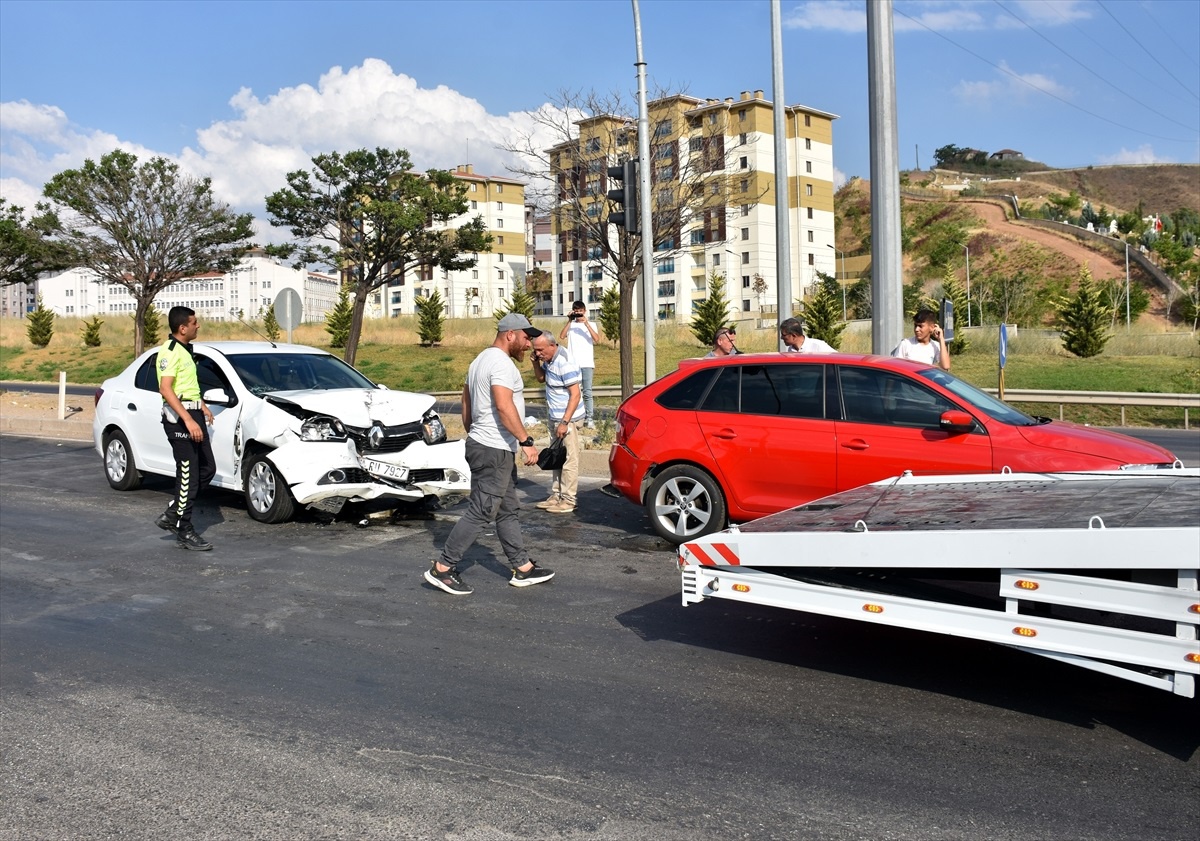 Kırıkkale\'de Otomobil Çarpışması: 3 Yaralı