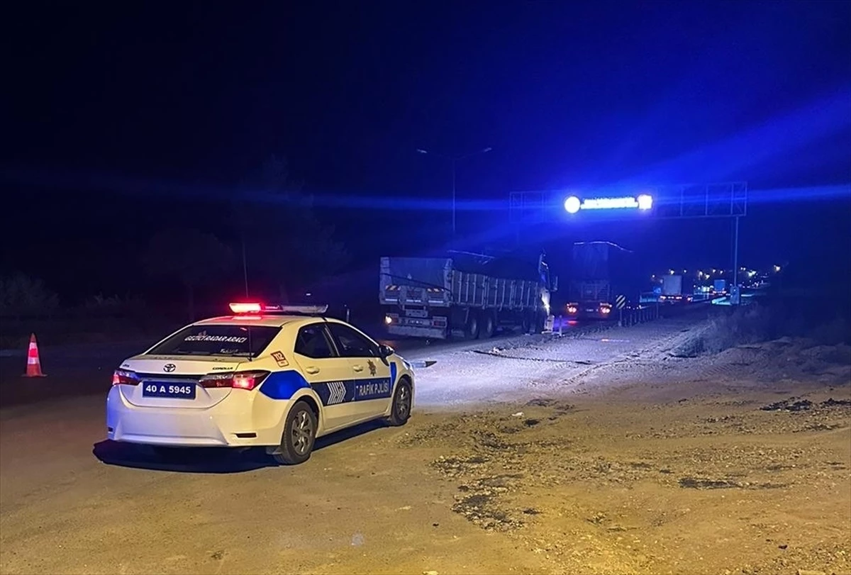 Kırşehir\'de Kamyon ile Otomobil Çarpışması: 1 Ölü, 4 Yaralı