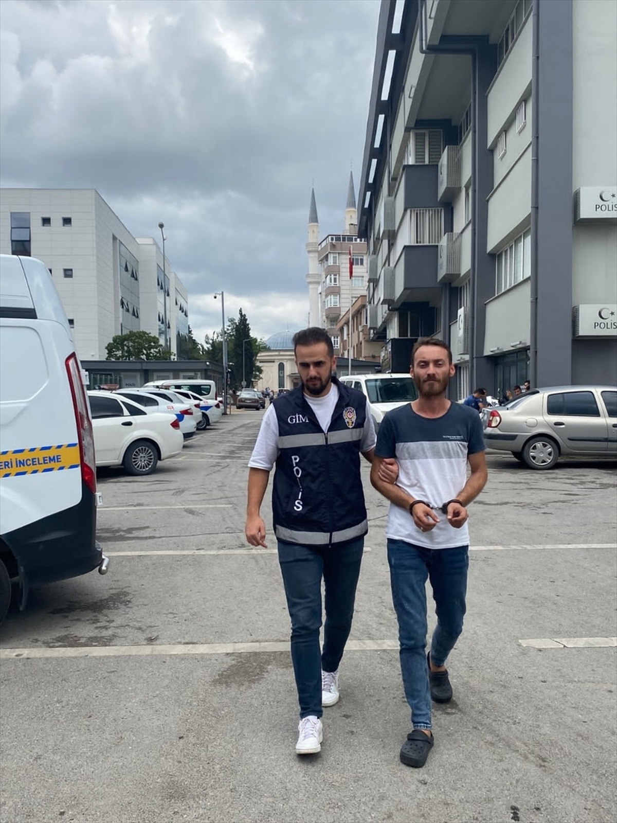 Gebze\'de düzensiz göçmen operasyonu: 4 göçmen yakalandı, 1 kişi tutuklandı
