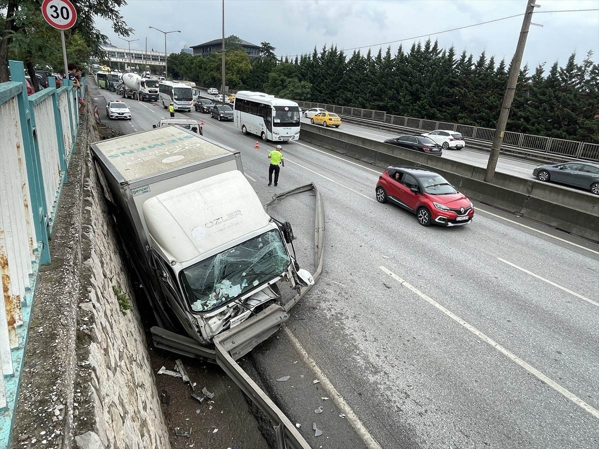İzmit\'te Kamyonet Bariyere Çarptı: Sürücü Hastaneye Kaldırıldı