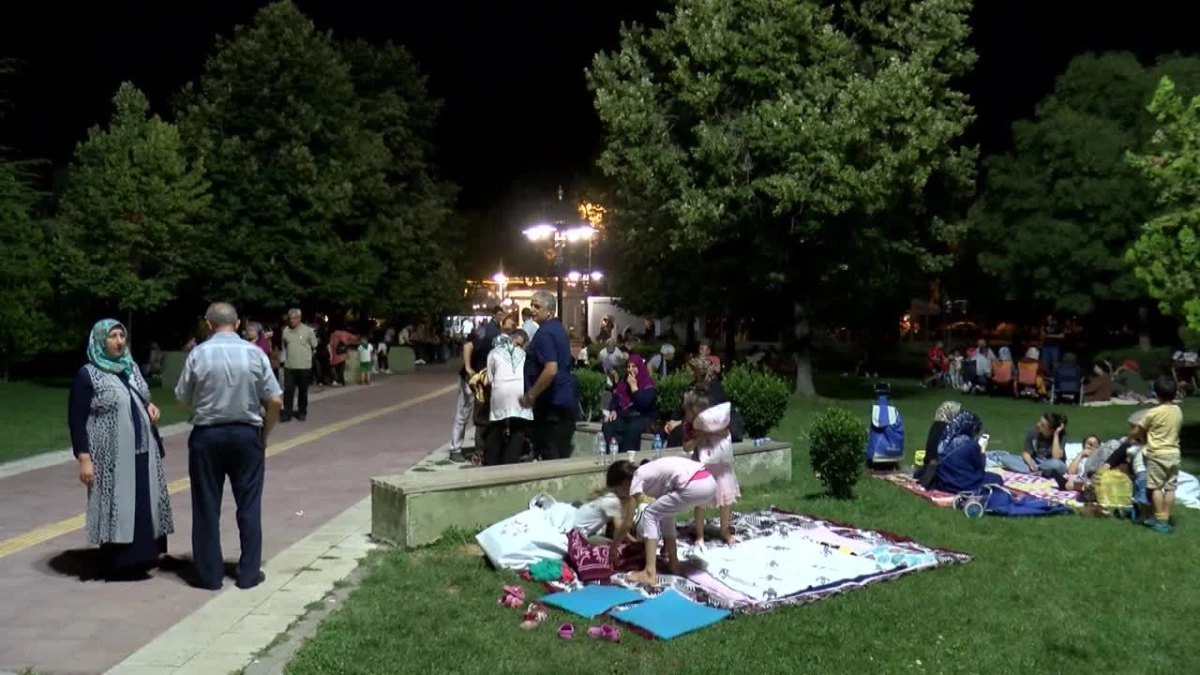 Malatya\'da 5.3 Büyüklüğünde Deprem Sonrası Vatandaşlar Açık Alanlarda Geceyi Geçiriyor