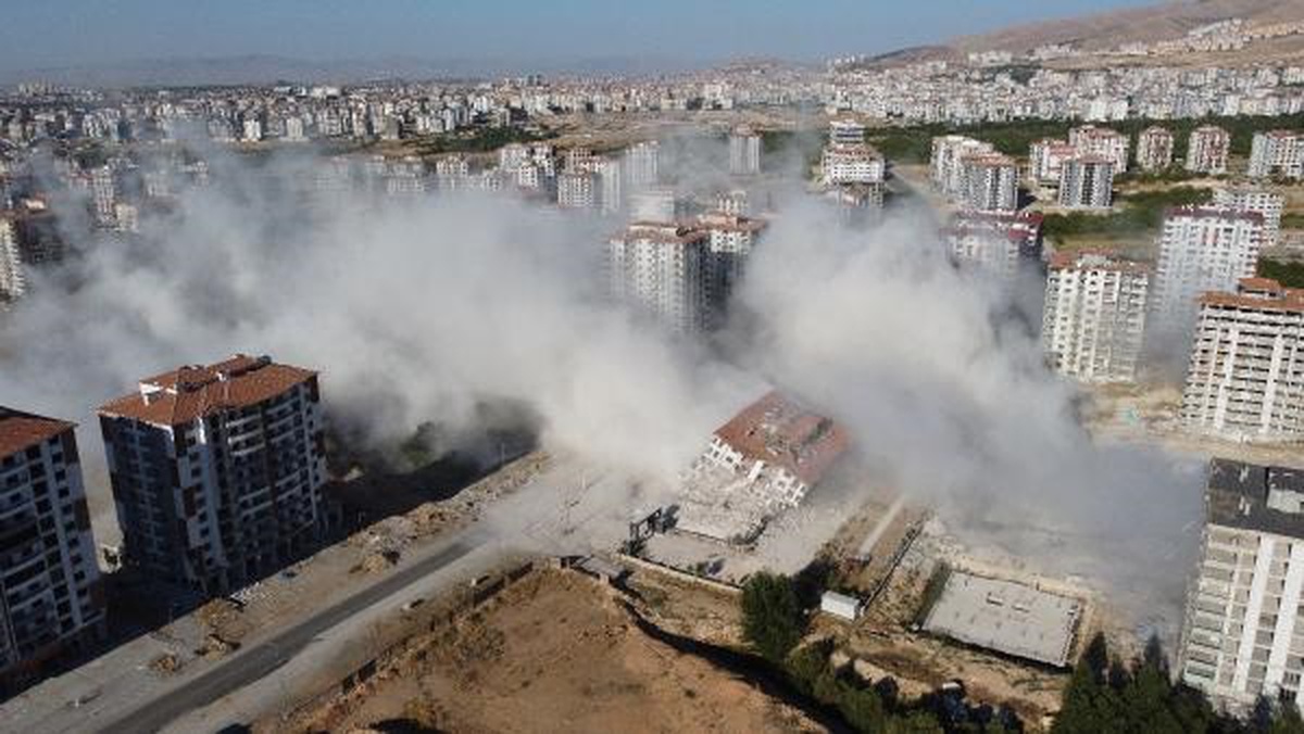 Malatya\'da ağır hasarlı bina patlayıcı kullanılarak yıkıldı