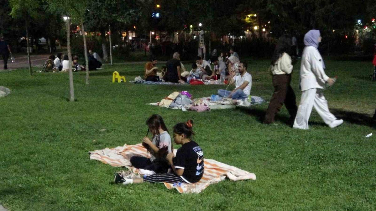 Malatya\'da 5,3 Büyüklüğünde Deprem: Vatandaşlar Sokakta Gecelemeye Başladı