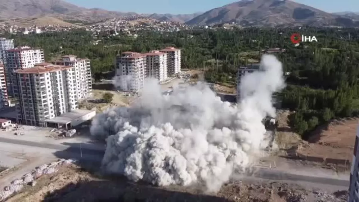 Malatya'da yüksek katlı binalar patlatılarak böyle yıkıldı