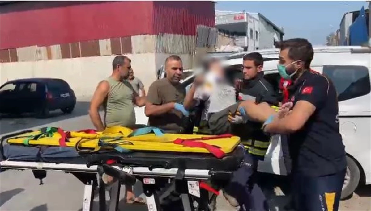 Tarsus\'ta otomobil ile hafif ticari araç çarpıştı: 2 çocuk yaralandı
