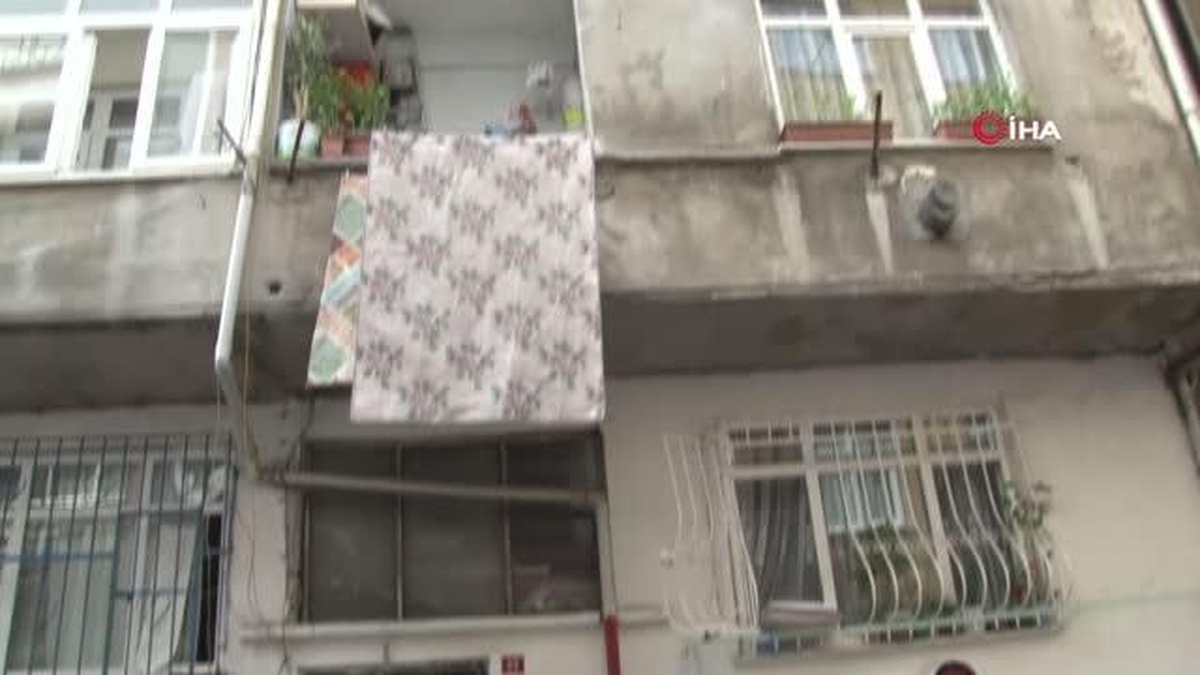 Motosikletli 2 kişi tartıştıkları eski arkadaşlarının evini kurşuna yağmuruna tuttular... O anlar kamerada