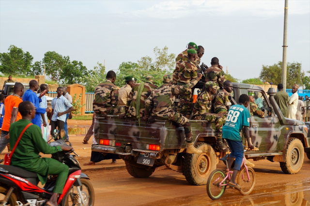 Nijer'de Cunta Destekçileri Fransız Askeri Üssünde Protesto Etti