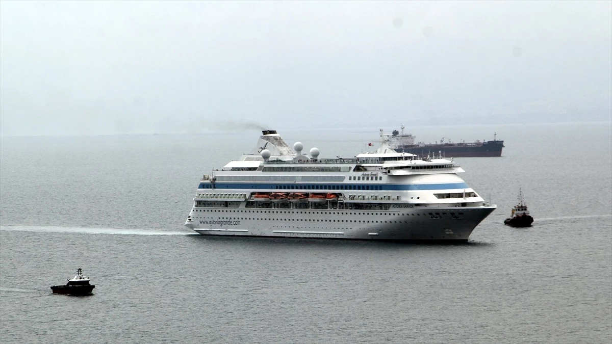 Panama bandralı turistik yolcu gemisi Sinop\'a geldi