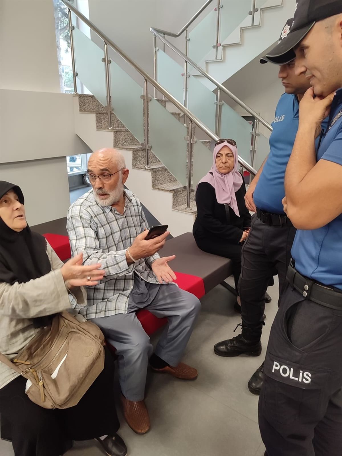 Dolandırıcılık Şüphelisine İkna Edilen Kişi Polis Tarafından Kurtarıldı