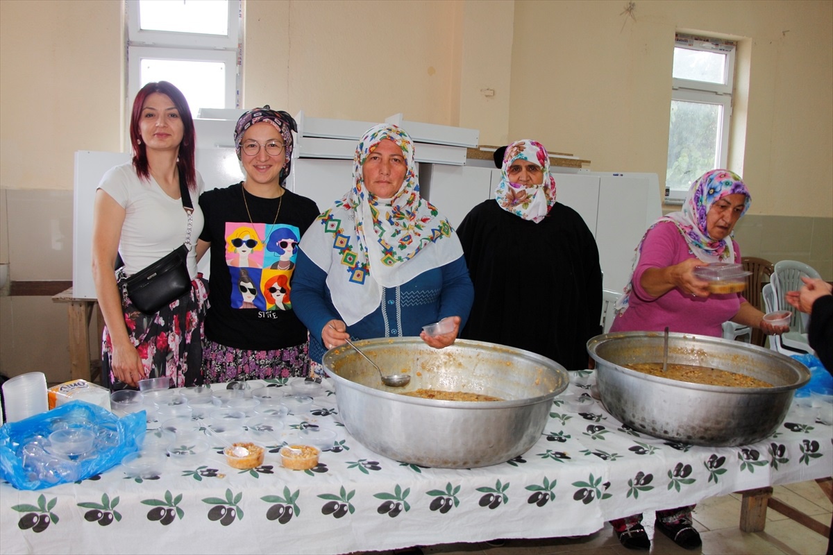 Bilecik Pazaryeri\'nde Cuma Namazı Sonrası Aşure Etkinliği Düzenlendi