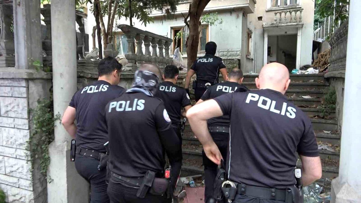 Bursa\'da Metruk Evlere Operasyon: Şüpheliler Yakalandı