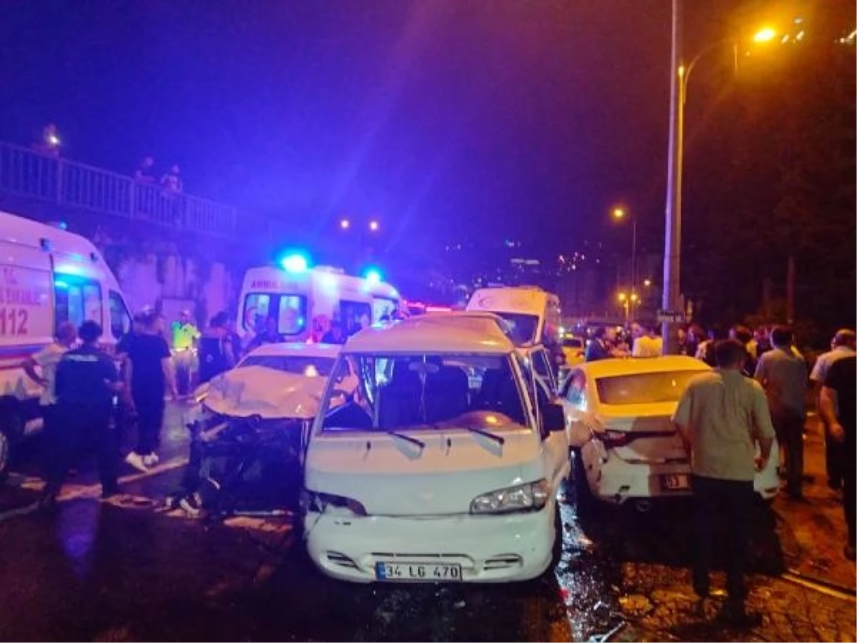 Rize\'de minibüs ile 2 otomobilin karıştığı kazada 8 kişi yaralandı