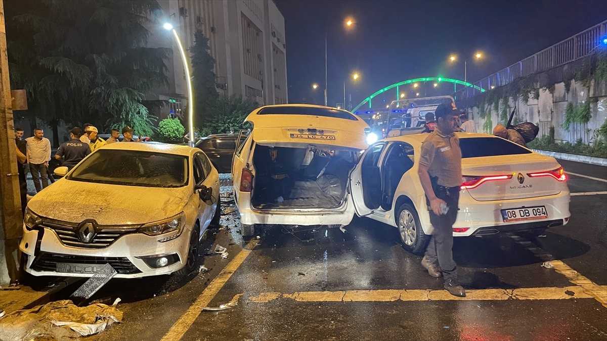 Rize\'de 3 aracın karıştığı trafik kazasında 8 kişi yaralandı