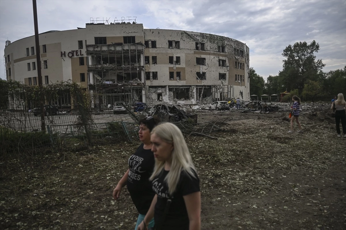 Rusya\'nın Ukrayna\'daki Zaporijya kentine düzenlediği saldırı sonucu otel hasar gördü