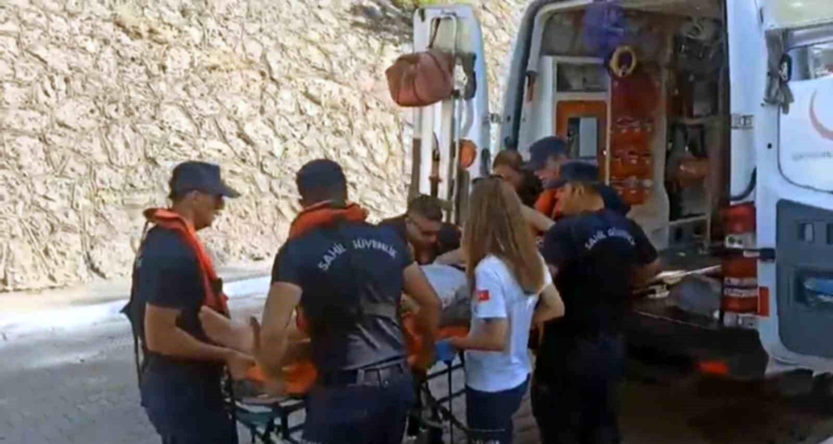 Muğla\'da Gezi Teknesinde Rahatsızlanan Vatandaş Sahil Güvenlik Tarafından Kurtarıldı