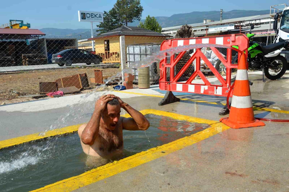 Tokat\'ta Sanayi Ustası Araç Tamir Kanalını Havuza Çevirdi