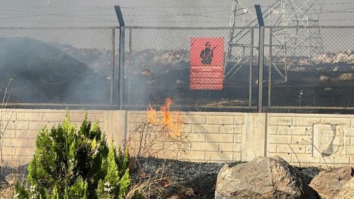 Şanlıurfa\'da Parkta Çıkan Anız Yangını Askeri Bölgeye Sıçradı